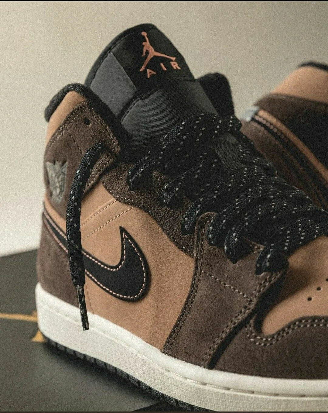 Uit de doos: Air Jordan 1 Mid Dark Chocolate met hiking-veters, contrasterend zwart leer en crèmekleurige zool