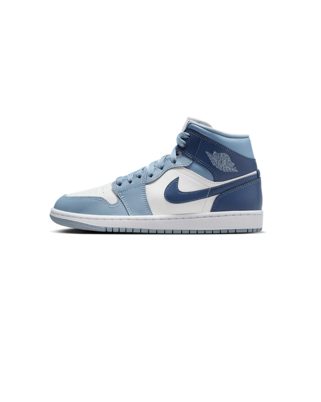 Air Jordan 1 Mid Diffused Blue – voorkant met blauwe overlays, witte toebox en grijze kraag, strak gefotografeerd in daglicht