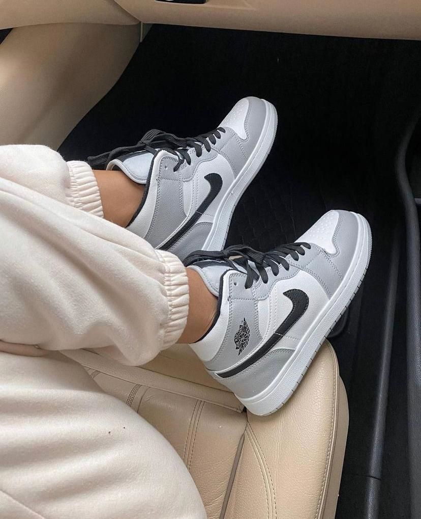 Jordan 1 Mid Light Smoke Grey aan voet met tapered jeans – populaire kleurstelling voor streetwearfits en daily drip