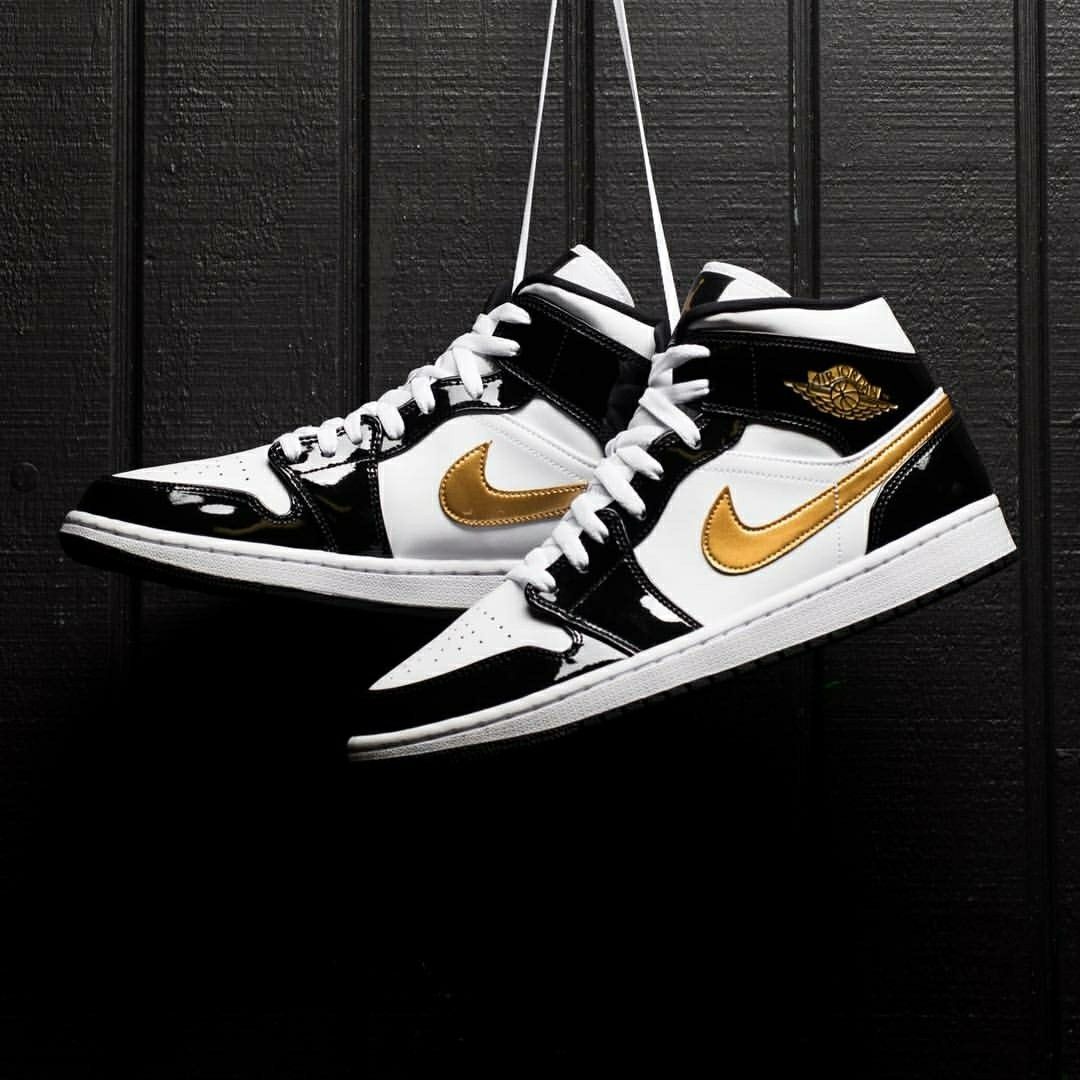 Air Jordan 1 Mid Patent Black White Gold on-feet – gedragen met zwarte skinny jeans; luxe streetwear fit populair bij Gen Z en sneaker influencers