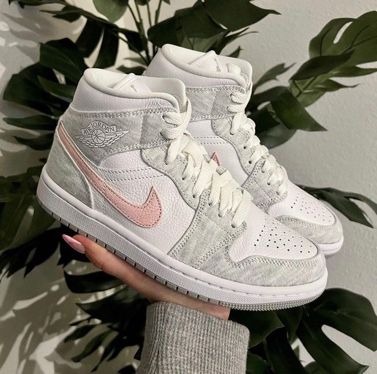 Air Jordan 1 Mid SE Light Iron Ore – in-hand shot toont lichtgrijze canvas en witte midsole, solide mid-top structuur