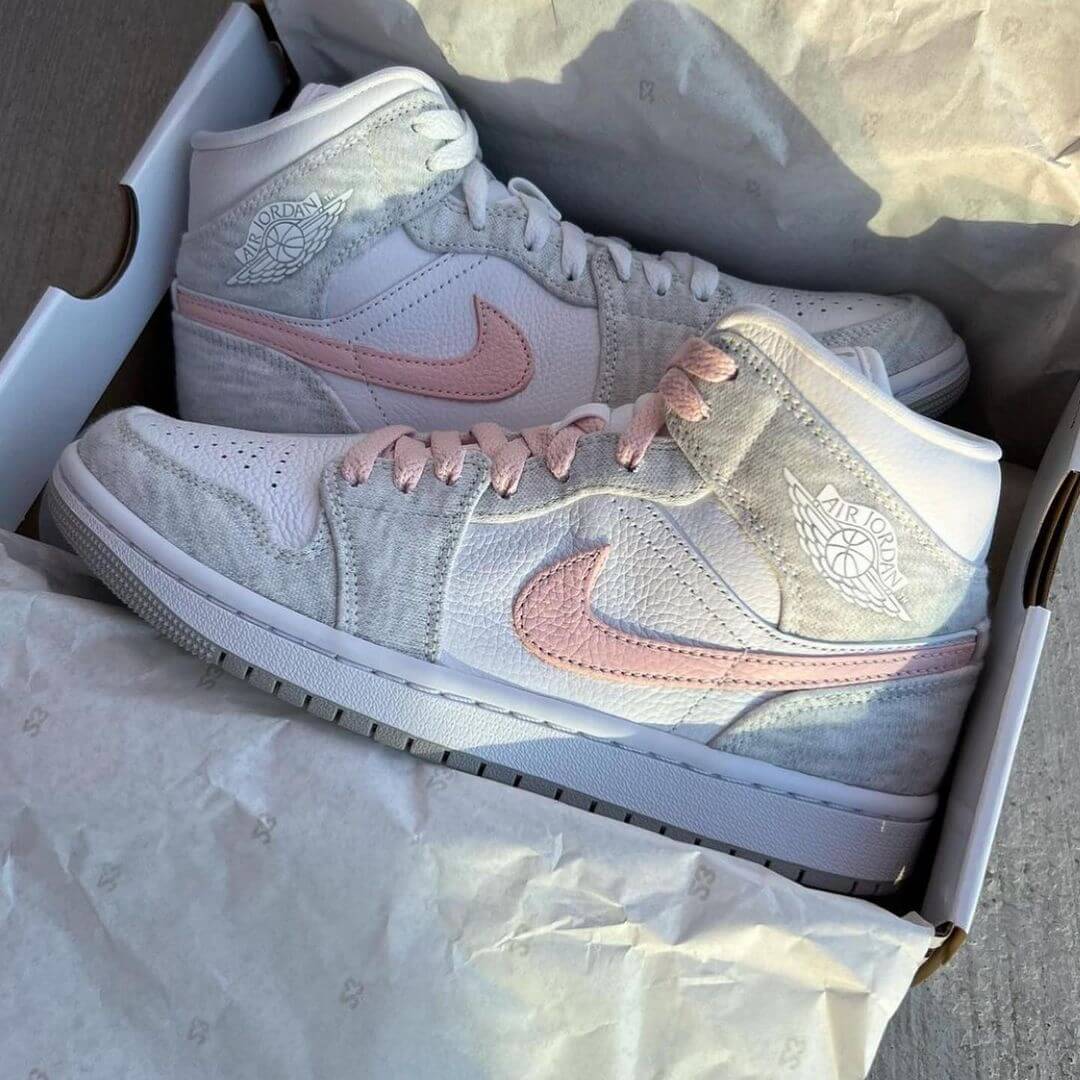 Air Jordan 1 Mid SE Light Iron Ore – gedragen met lichte mom-jeans; subtiele pastel styling voor everyday look