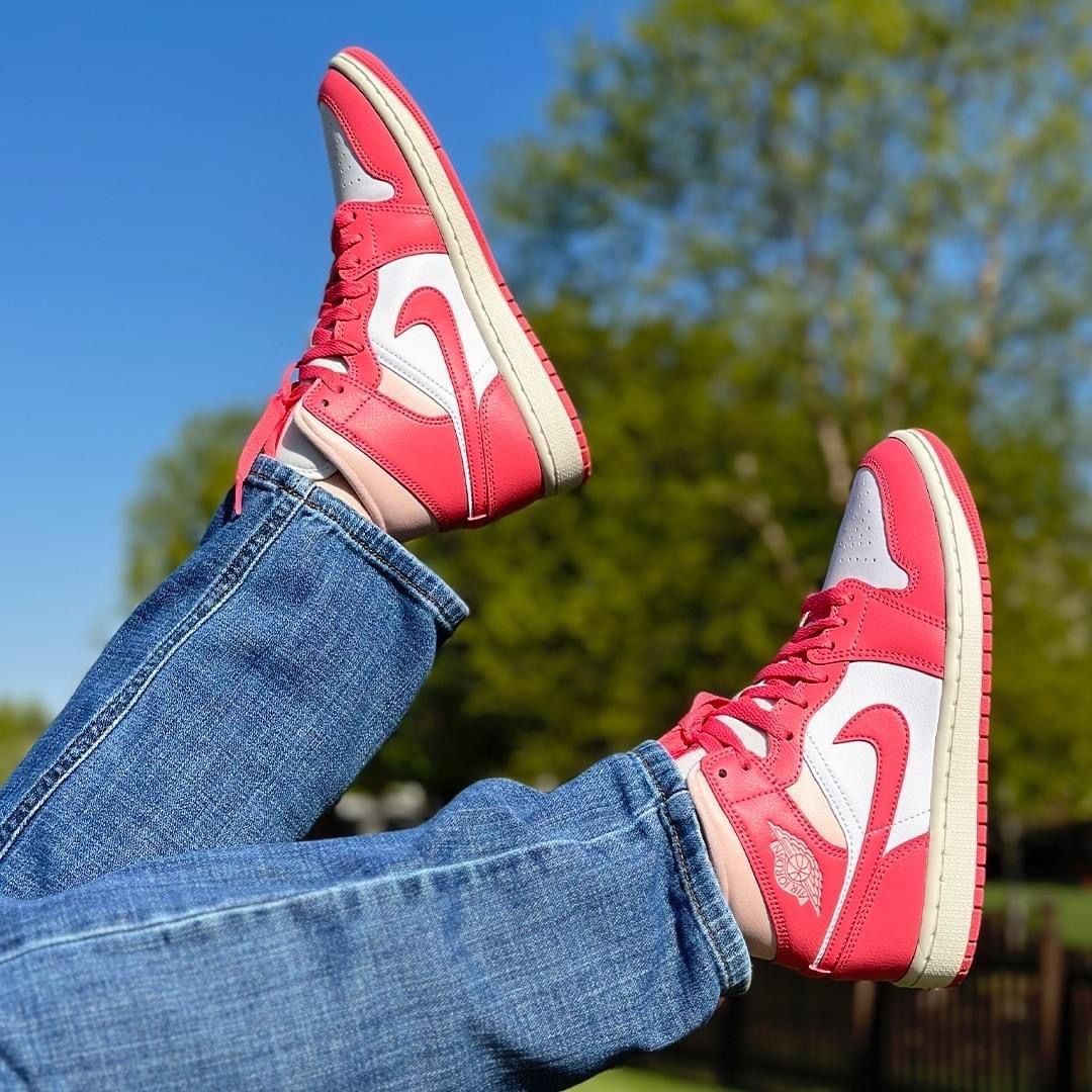 Jordan 1 Mid Strawberries and Cream aan voet met witte flared pants – pastel sneakerlook perfect voor lente en zomerfits