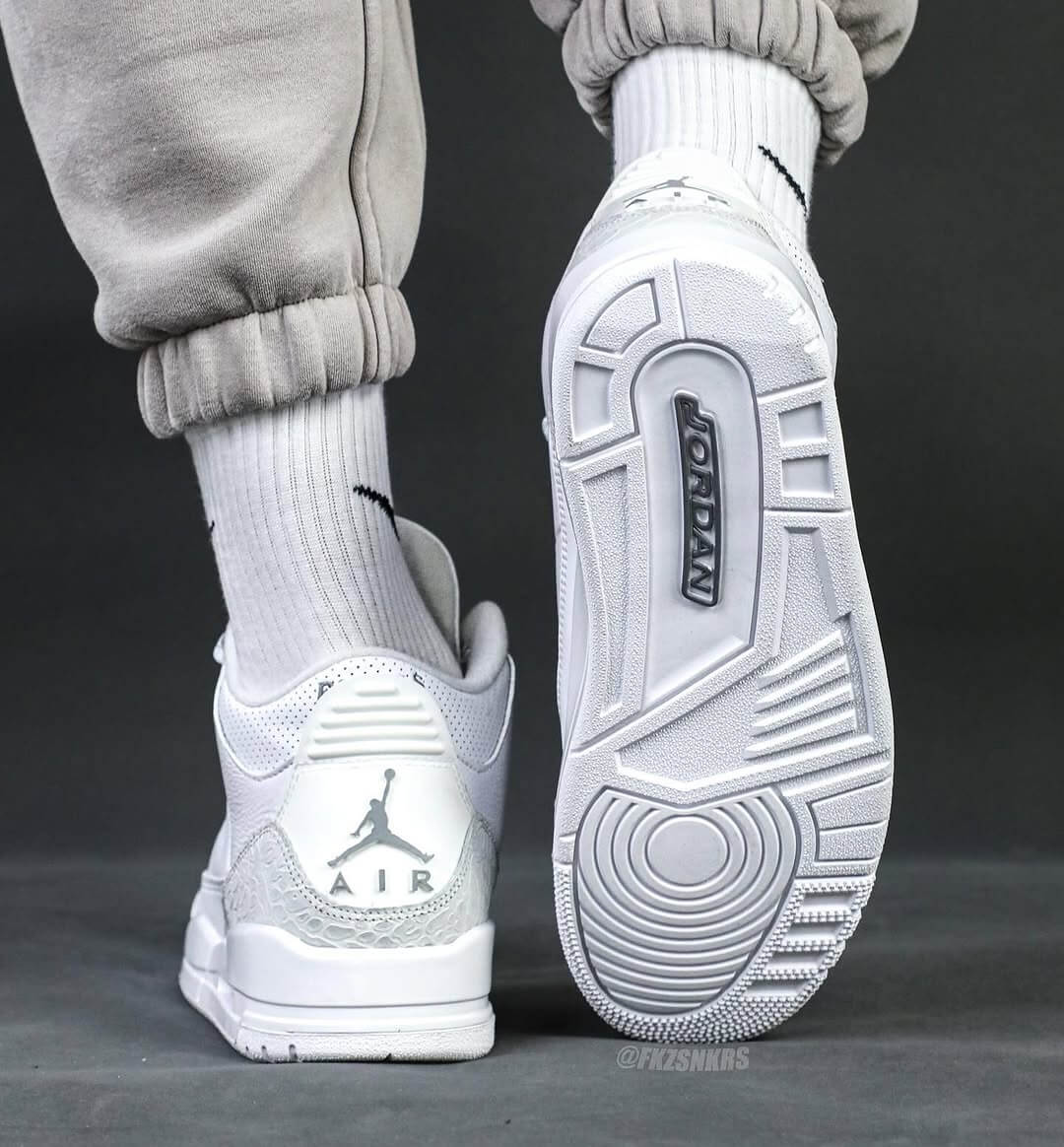 Air Jordan 3 Pure Money – achterzijde met metallic Jumpman heel tab en witte midsole/outsole combinatie