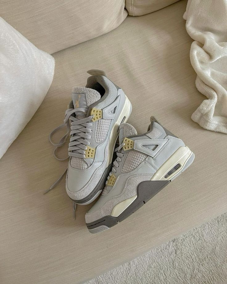 Meerdere paren DV3742-021 strak gestyled op betonvloer met zichtbare off-white midsoles, matte cages en minimalistische details