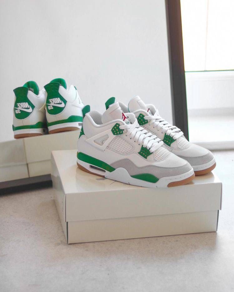 Meerdere paren DR5415-103 diagonaal uitgelijnd op een skatevloer, met zichtbare gum outsole, suede toebox en rode Nike SB branding