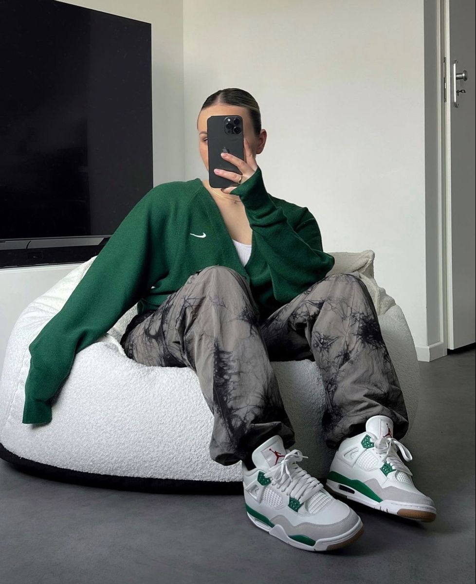 Jordan 4 SB Pine Green DR5415-103 gedragen met beige cargobroek en witte sokken, gumzool en groene hielclip zichtbaar tijdens movement shot