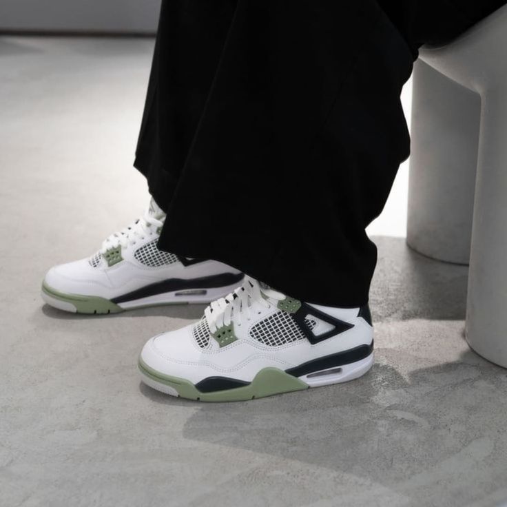 Seafoam Jordan 4 AQ9129-103 on-feet gedragen met cropped jeans en witte sokken, gefotografeerd in daglicht met focus op pastelgroene midsoles
