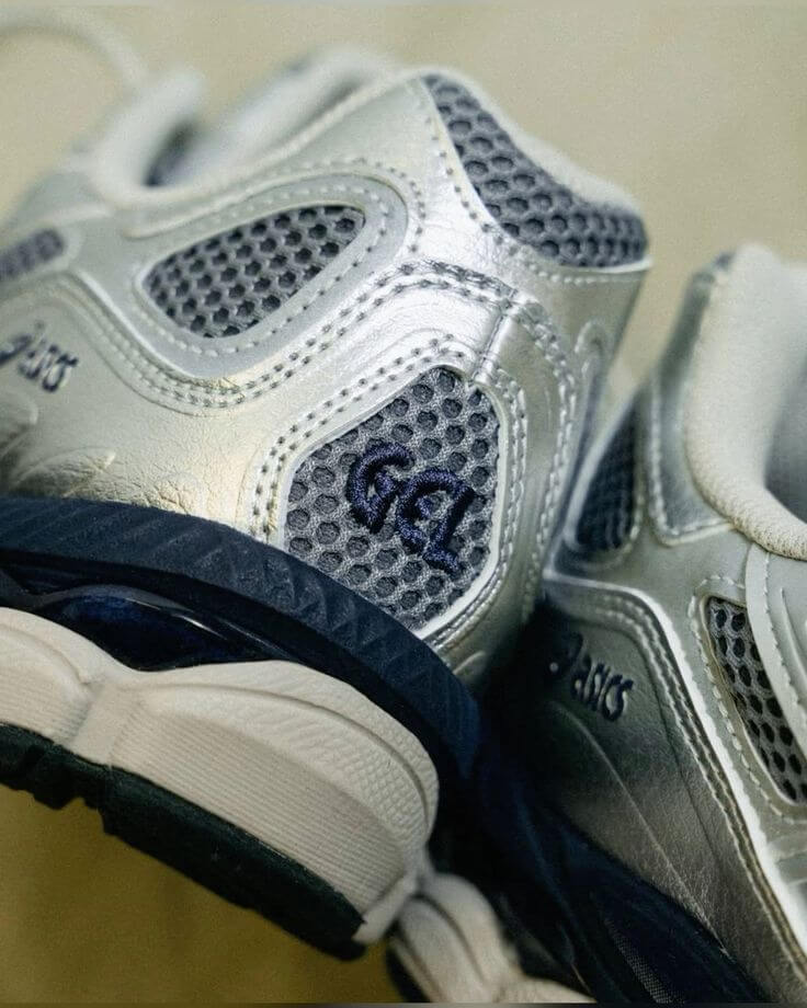 Bovenaanzicht van de ASICS GEL-NYC x Billy’s Pure Silver & Midnight – zicht op tonglabel, veters en monochrome afwerking via Snrkickz