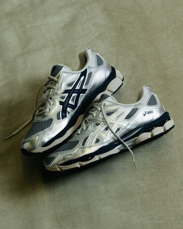 ASICS GEL-NYC Billy’s Tokyo Pure Silver Midnight on foot – gestyled in een cleane minimal fit, gedragen via Snrkickz