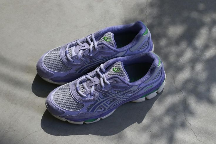 Bovenaanzicht van de ASICS GEL-NYC Cement Grey Ash Rock – zicht op tonglabel, strakke veters en gelaagde panelstructuur via Snrkickz