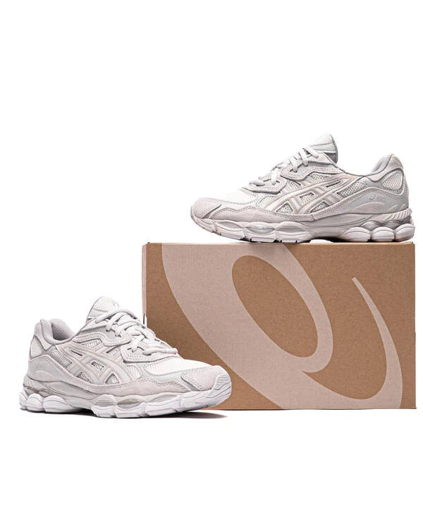 ASICS GEL-NYC Cream Cloud Grey on foot – clean fit met neutrale tinten, perfect voor dagelijks gebruik via Snrkickz