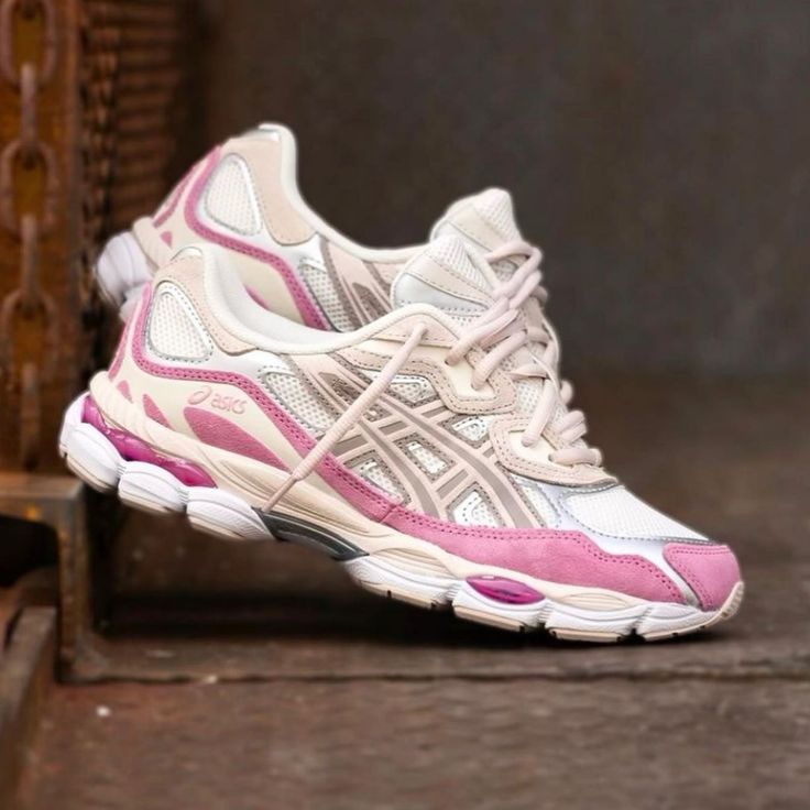 Bovenaanzicht van de ASICS GEL-NYC Cream Mineral Beige Pink – zicht op tonglabel, veters en roze tinten via Snrkickz