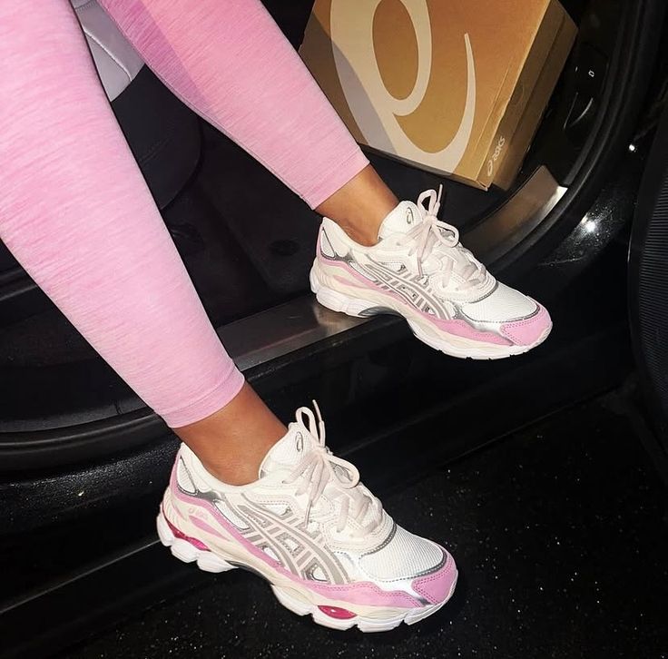ASICS GEL-NYC Cream Mineral Beige Pink on foot – clean fit met zachte kleuren, perfect voor een rustige look via Snrkickz