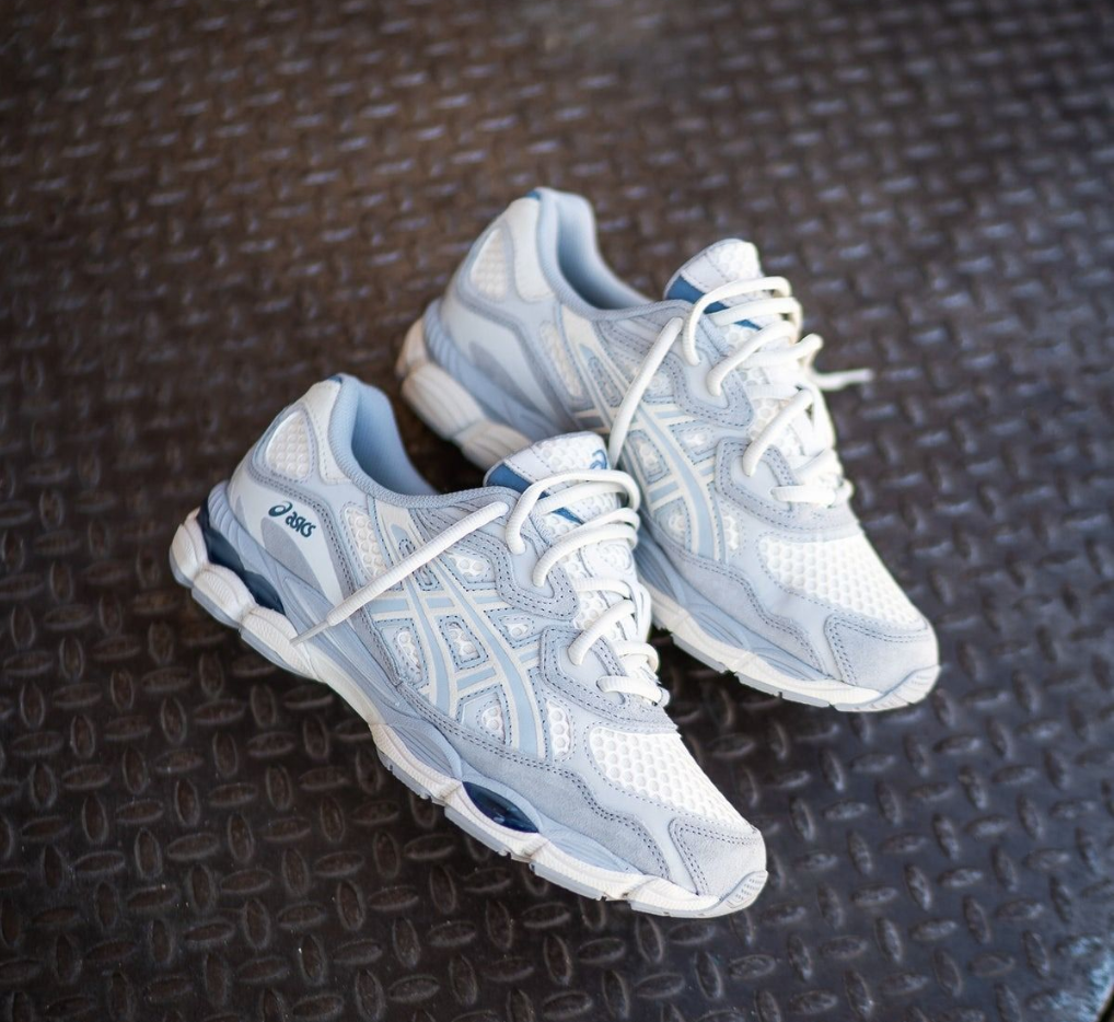 Detail van de GEL-zool, grijze suède en ademend mesh op de ASICS GEL-NYC Ivory Mid Grey – premium uitvoering via Snrkickz