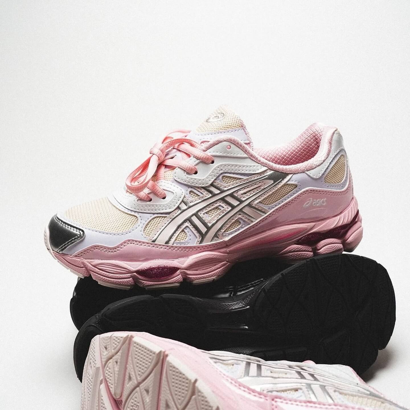 Detail van de roze suède overlays en textuur op de GEL-NYC Kicki Yang Zhang – creatieve kleurcombinatie en premium materialen via Snrkickz