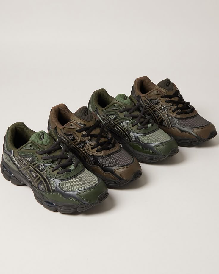 ASICS GEL-NYC Moss Forest on foot gedragen met donkere earthwear fit en tech styling via Snrkickz