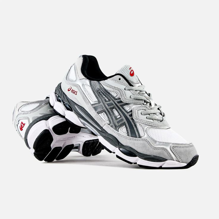 Detail van de mesh toebox, grijze panelen en GEL-demping op de ASICS GEL-NYC White Steel Grey – premium afwerking via Snrkickz