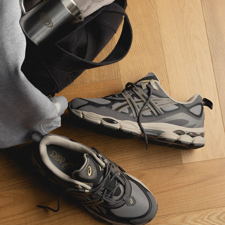 Detail van de GEL-zool en technische panelen op de ASICS GEL-NYC Utility Steeple Grey Graphite Grey – premium uitvoering via Snrkickz