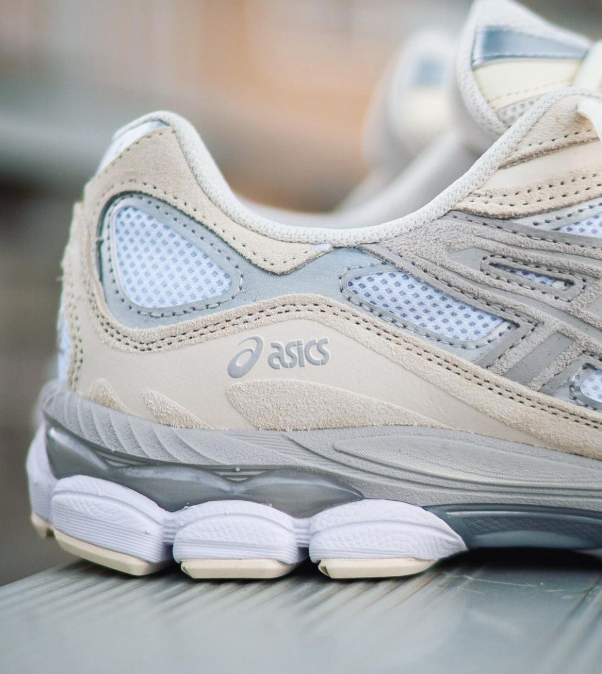 Bovenaanzicht van de ASICS GEL-NYC White Oyster Grey – zicht op tonglabel, mesh toebox en zachte kleurcombinatie via Snrkickz