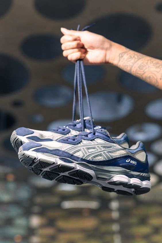 Bovenaanzicht van de ASICS GEL-NYC Yankees – zicht op tonglogo, navy accenten en licht mesh bovenwerk via Snrkickz