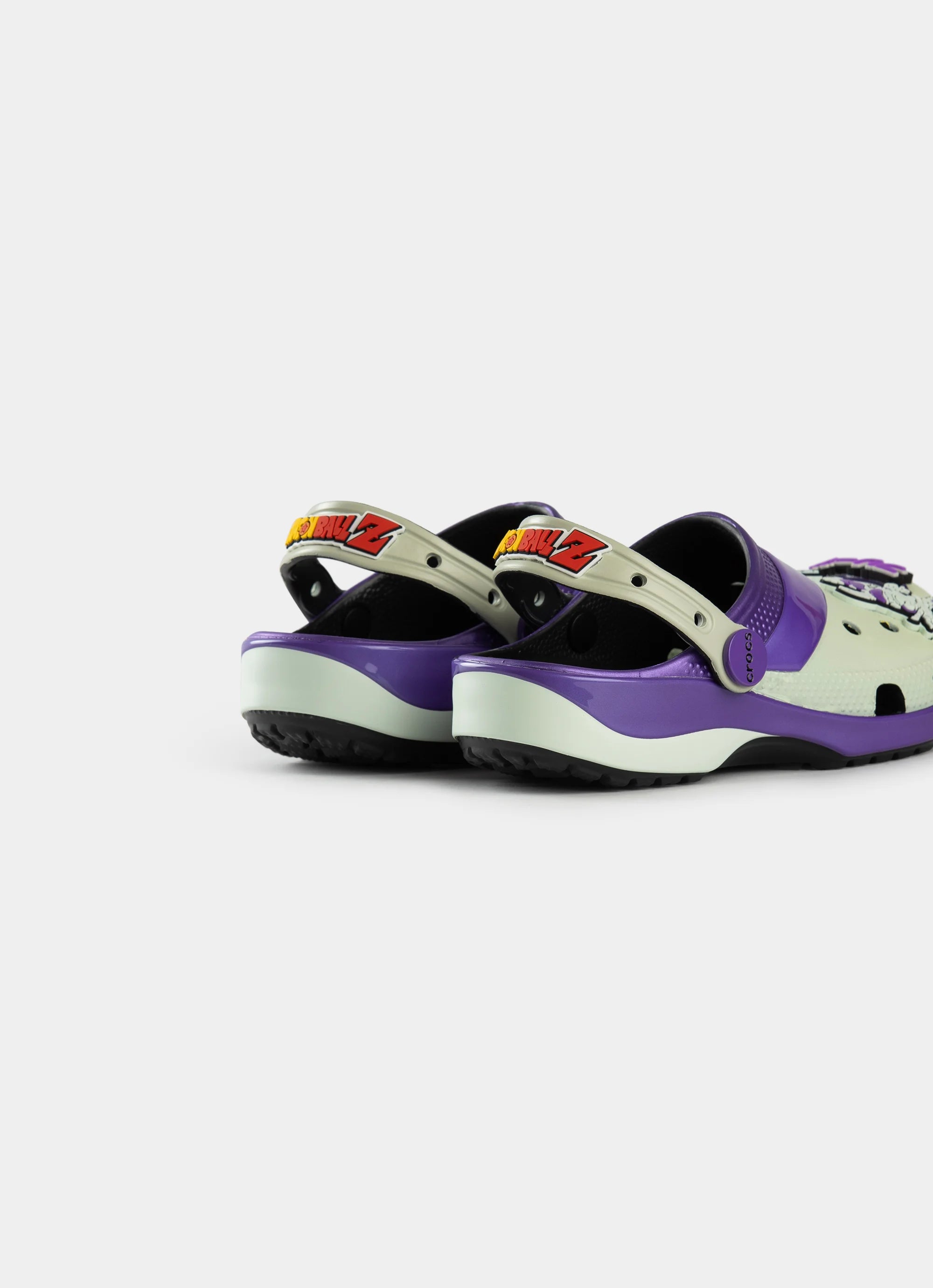 CBZ-FRZ Crocs Classic Clog Dragon Ball Z Frieza – detail hielriem en Jibbitz-bedels met Dragon Ball Z-thema