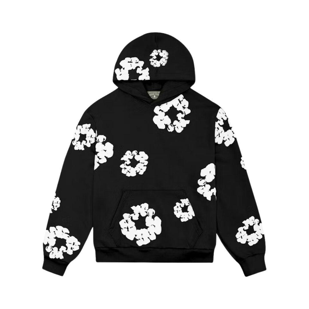 Denim Tears The Cotton Wreath Hoodie Black – vooraanzicht met iconisch geborduurd katoenlogo in rood-wit op zwarte achtergrond via Snrkickz