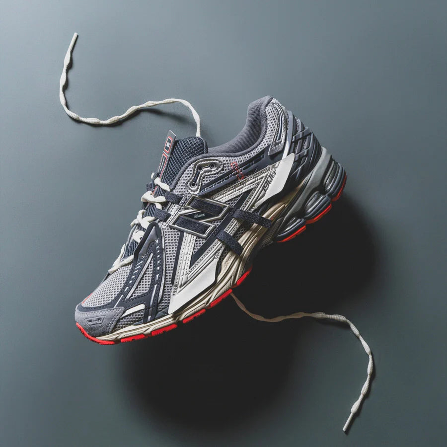 New Balance 1906A Slate Grey Drift Red Close-up van het mesh en synthetische bovenwerk van de 1906A Slate Grey Drift Red. De roodgrijze kleurcombinatie geeft het silhouet een sportieve, energieke uitstraling.