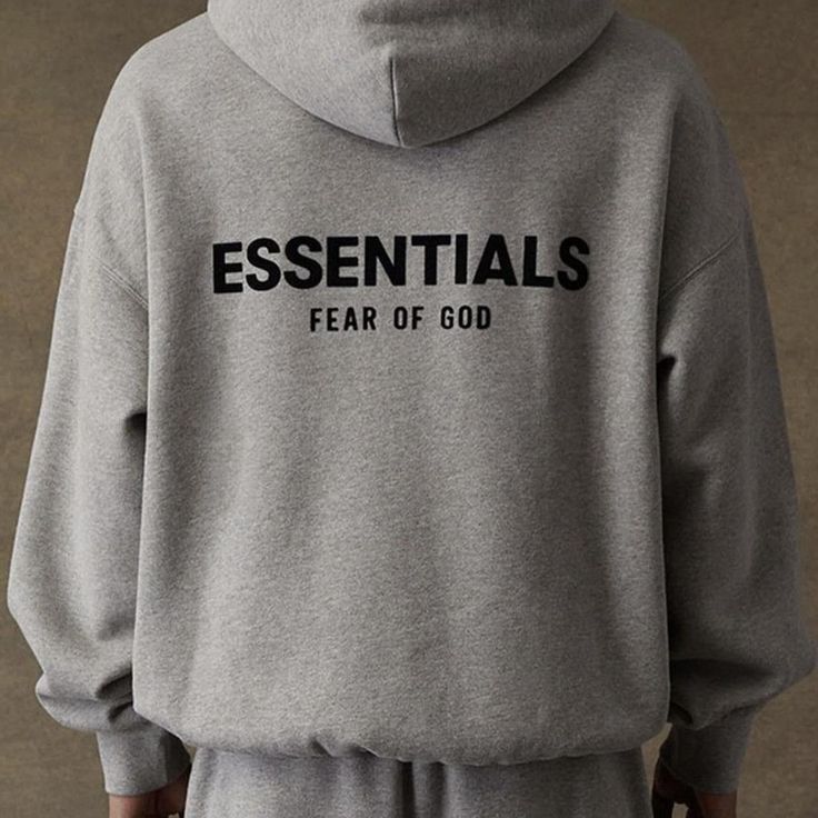 Fear of God Essentials Light Oatmeal Hoodie on body – gedragen in een cleane, neutrale fit met oversized silhouet via Snrkickz