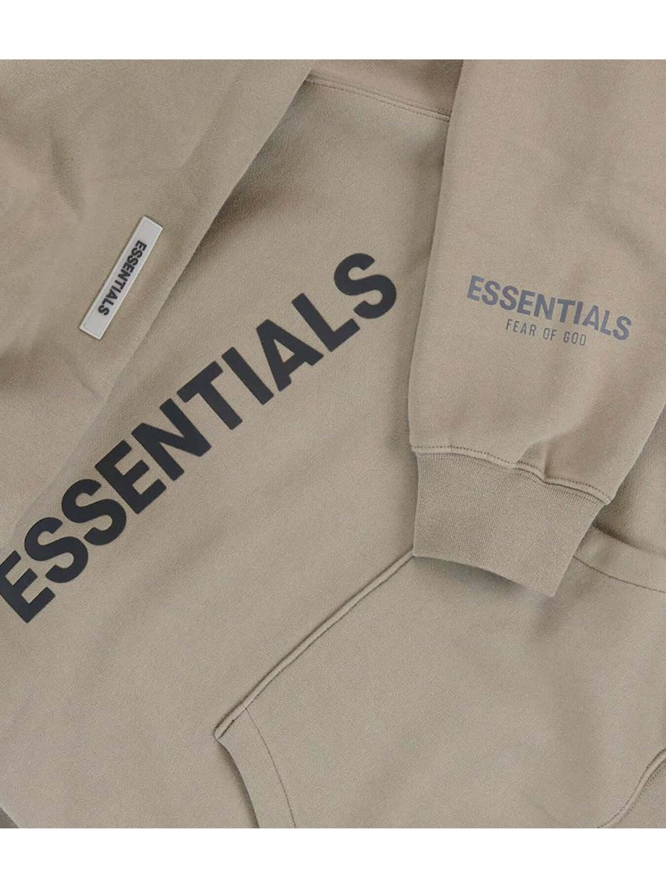 Fear of God Essentials Hoodie Taupe – close-up zachte taupe stof en borduursel detail