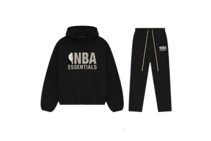 Fear of God Essentials NBA Black Grey Full Set met hoodie en joggers in diepzwarte kleur, voorzien van grijs NBA Essentials-logo op borst en dij, gemaakt van premium katoen voor een sportieve luxe look