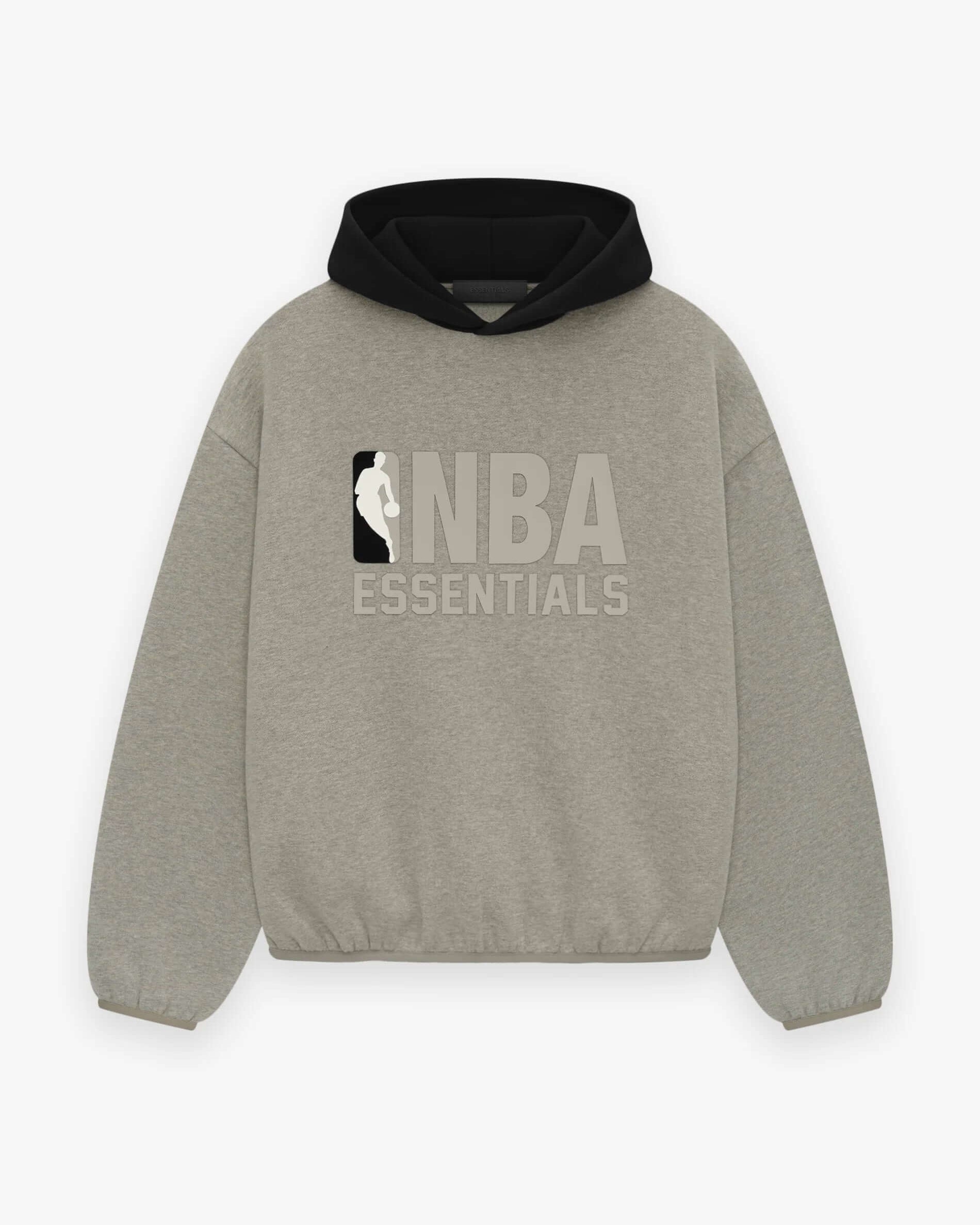 Voorzijde van de Fear of God Essentials NBA Warm Heather hoodie met groot NBA-logo in het midden en premium katoenen afwerking voor comfort en stijl