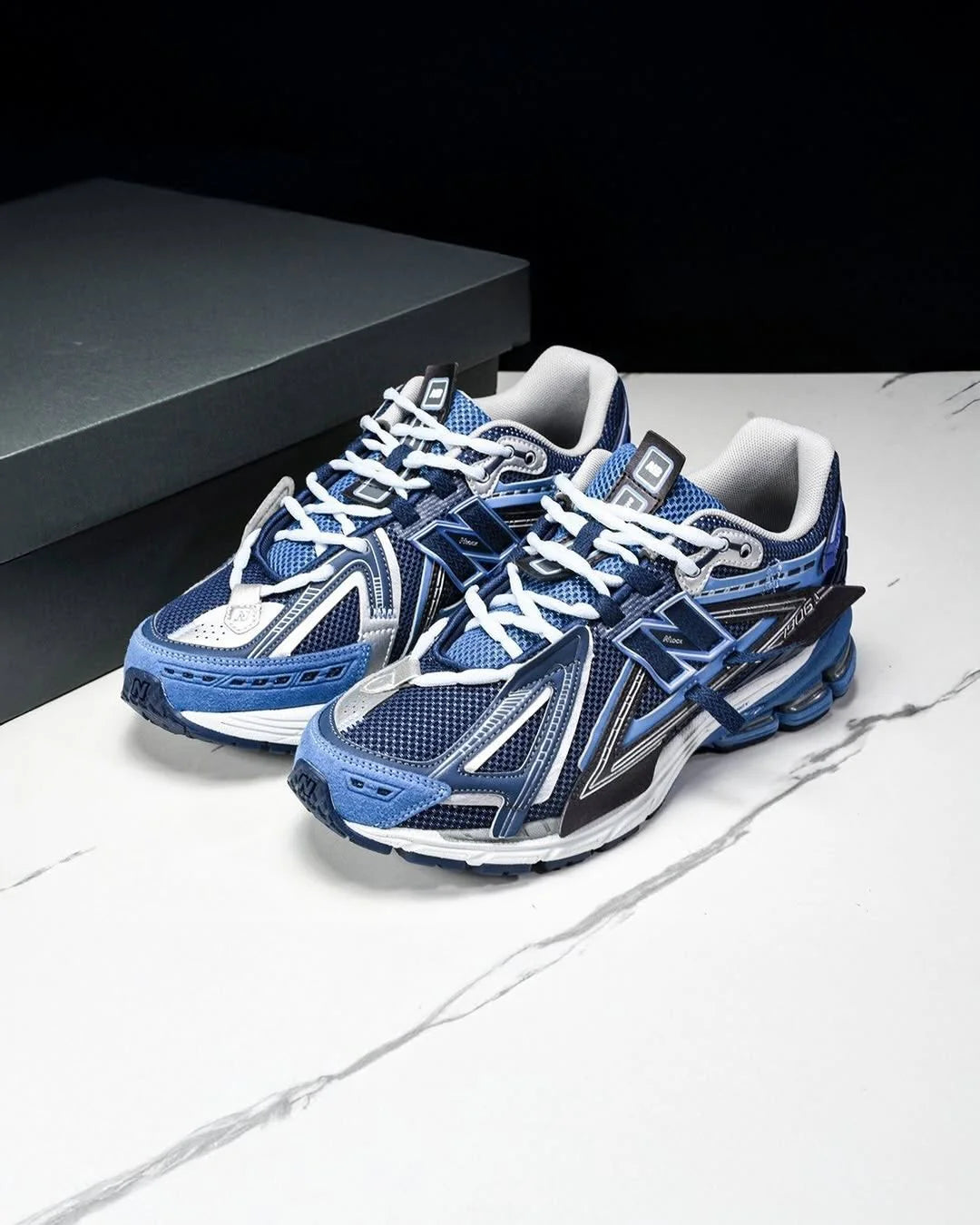In-hand view van de New Balance 1906A in Deep Blue. Deze krachtige colorway brengt retro-runner vibes met een moderne edge, ideaal voor dagelijks gebruik en opvallende styling.