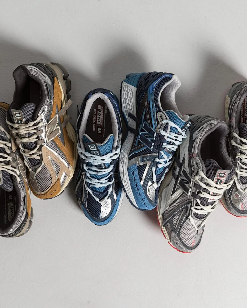 In-hand view van de New Balance 1906A Great Plains. De aardse kleuren en verfijnde materialen maken dit een stijlvolle release voor liefhebbers van subtiele, outdoor-geïnspireerde sneakers.
