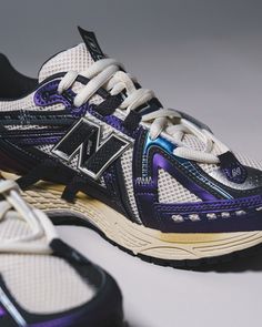 In-hand view van de New Balance 1906A in Inkwell en Sea Salt. De tijdloze navy tinten maken deze sneaker perfect voor dagelijks gebruik met een premium look.