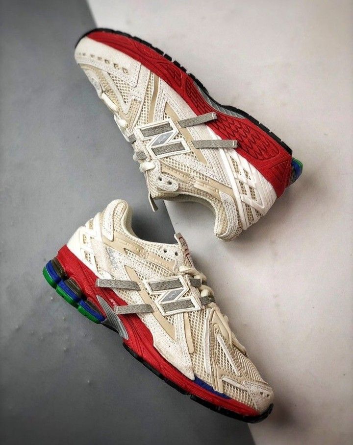 In-hand view van de New Balance 1906A in Sea Salt en Astro Dust. Een subtiele, maar opvallende sneaker die ideaal is voor wie houdt van minimalistische kleurcombinaties met een twist.