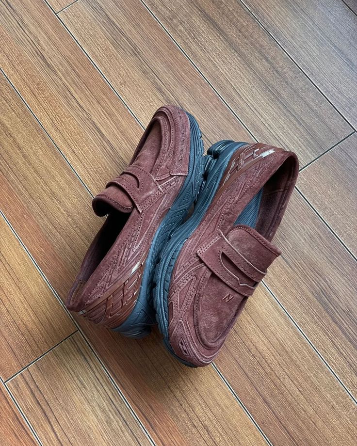 In-hand view van de New Balance 1906L in Rich Oak. Een opvallende combinatie van retro styling, rijke kleurtonen en hoogwaardige afwerking in suède en textiel.