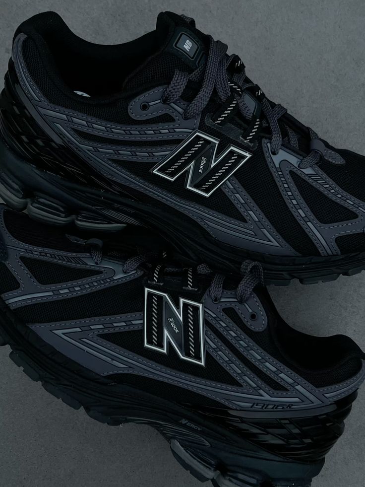 In-hand view van de New Balance 1906R Black Phantom. De tonal black colorway geeft dit model een clean, gestroomlijnd en futuristisch uiterlijk dat past bij elke outfit.