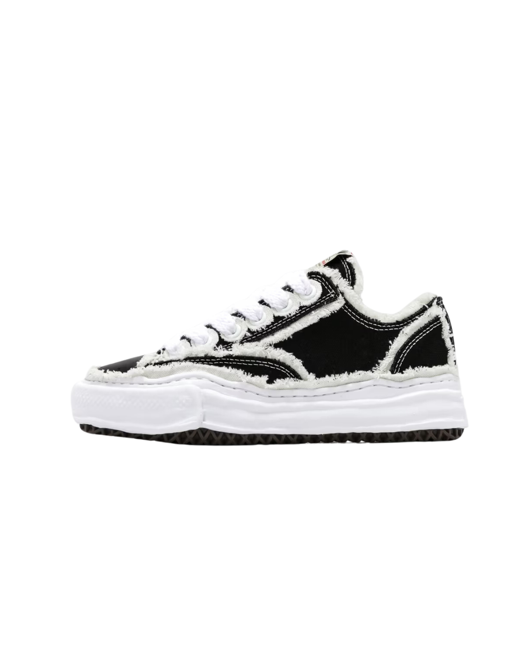 Zijkant van de Maison Mihara OG Sole Low Frayed Black met rafelige canvas en kenmerkende vervormde zool