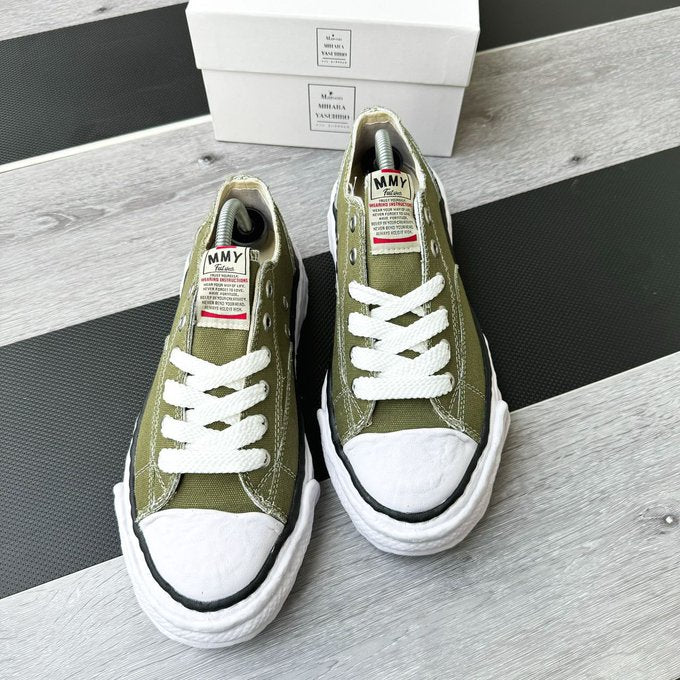 Maison Mihara Yasuhiro Peterson 23 OG Sole Canvas Low Green – model draagt Regular fit sneaker met tapered denim voor een minimalistische streetwear look
