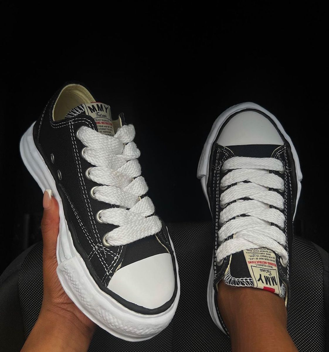 Maison Mihara Yasuhiro Peterson OG Sole Canvas Low Black – close-up van zwarte canvas upper en originele A01FW702 BLK hielbadge