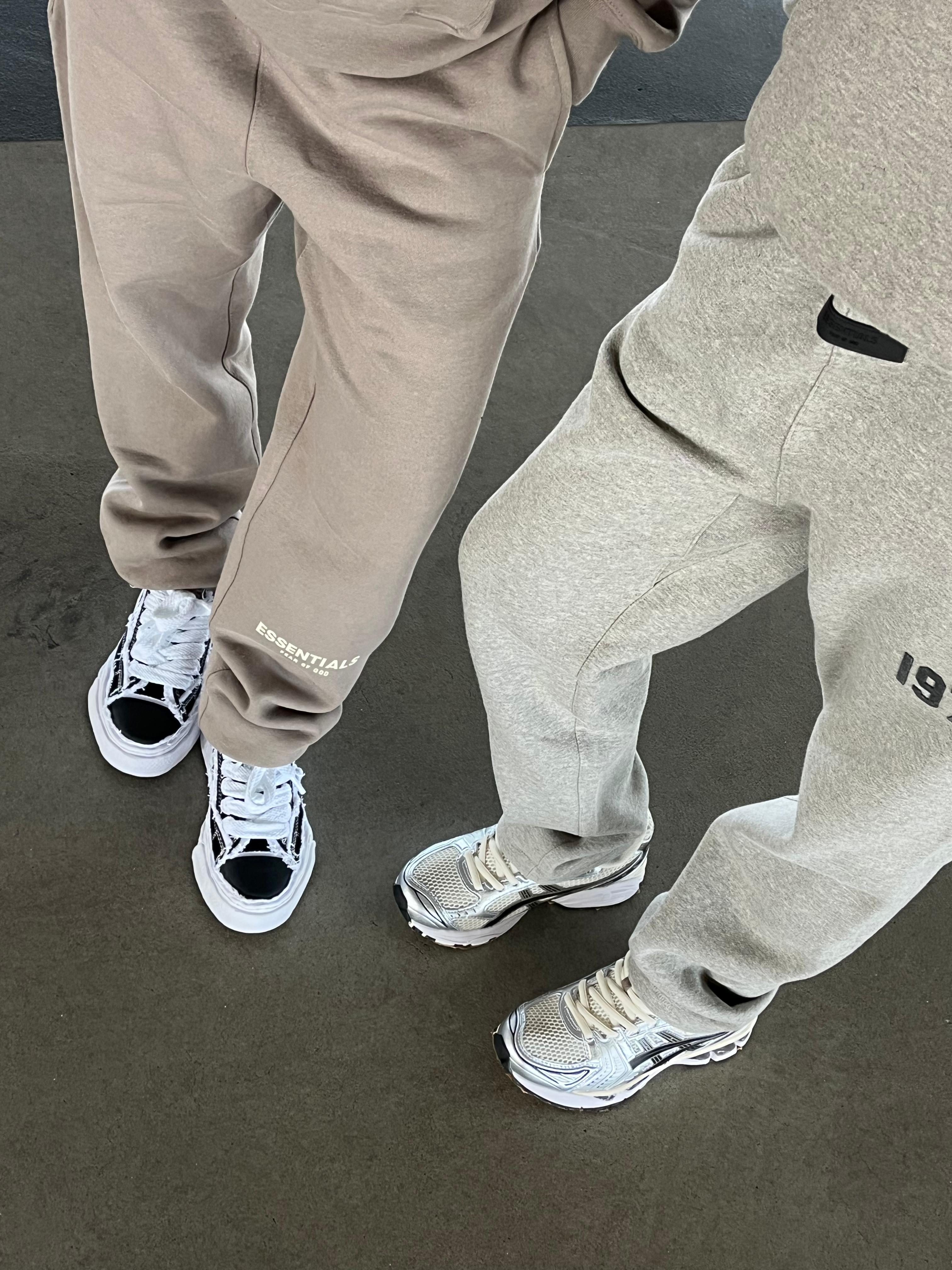 Twee personen wandelen synchroon op industriële locatie met Maison Mihara OG Frayed Black sneakers