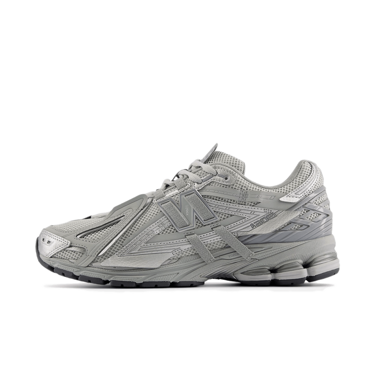 Zijaanzicht van de New Balance 1906A in Concrete en Silver Metallic. Het grijs met zilveren bovenwerk straalt technische precisie uit met een clean, futuristisch karakter.