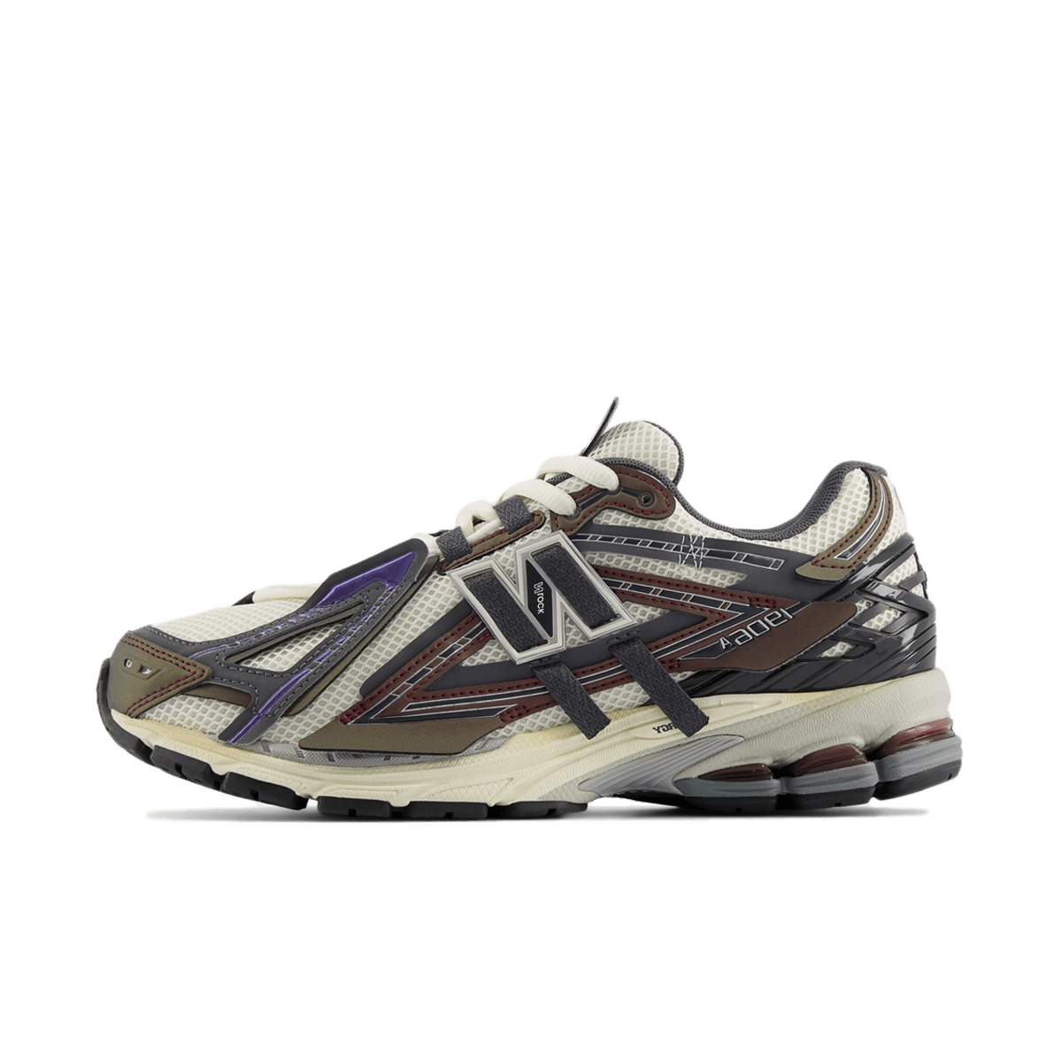 Zijaanzicht van de New Balance 1906A in Eggplant kleurstelling. De diepe paarse tinten en het technische design zorgen voor een krachtige mix van performance en visuele impact.