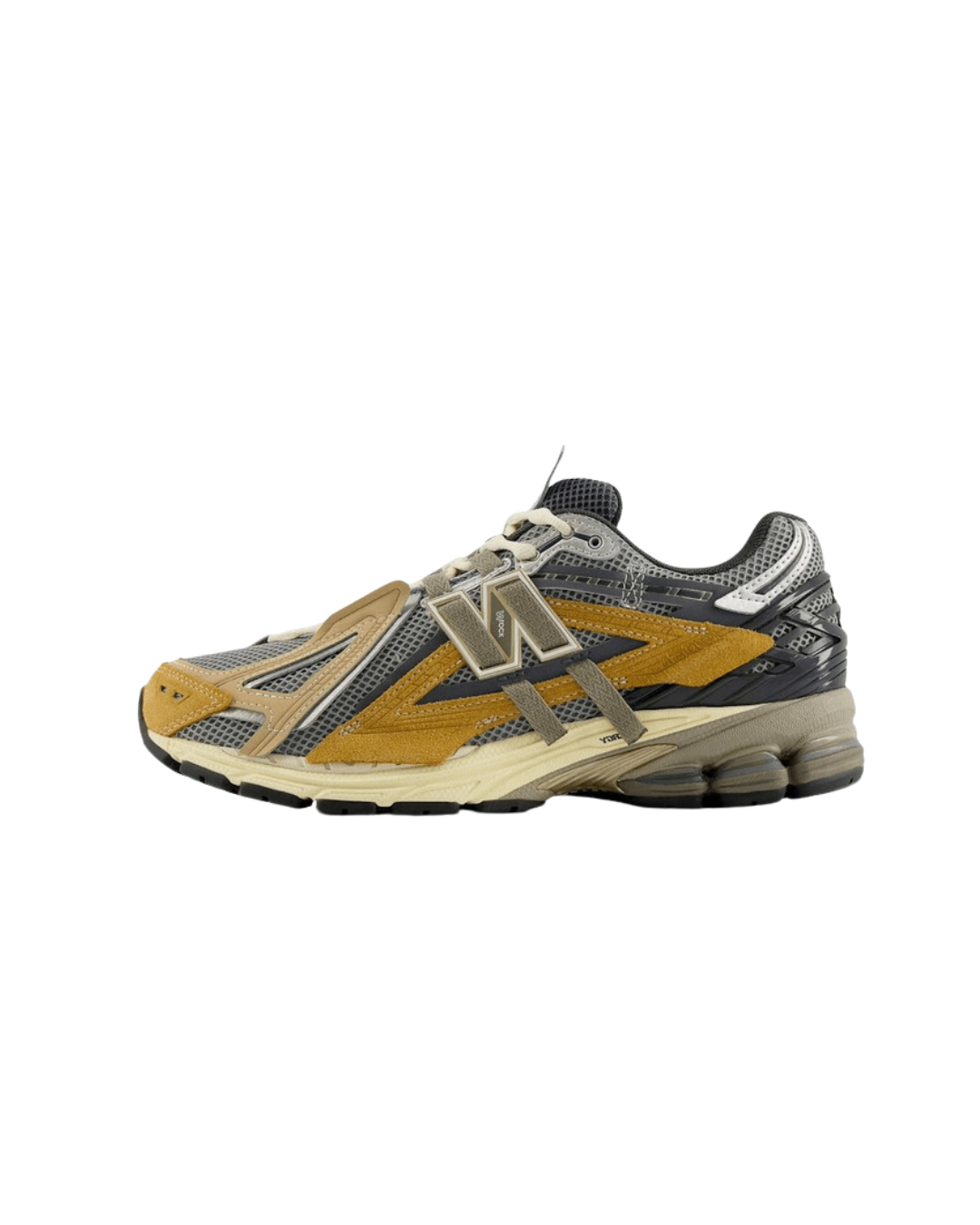 Zijaanzicht van de New Balance 1906A in de kleurstelling Great Plains. De combinatie van aardetinten, off-white mesh en subtiele contrasten geeft deze sneaker een rustige, natuurlijke uitstraling.