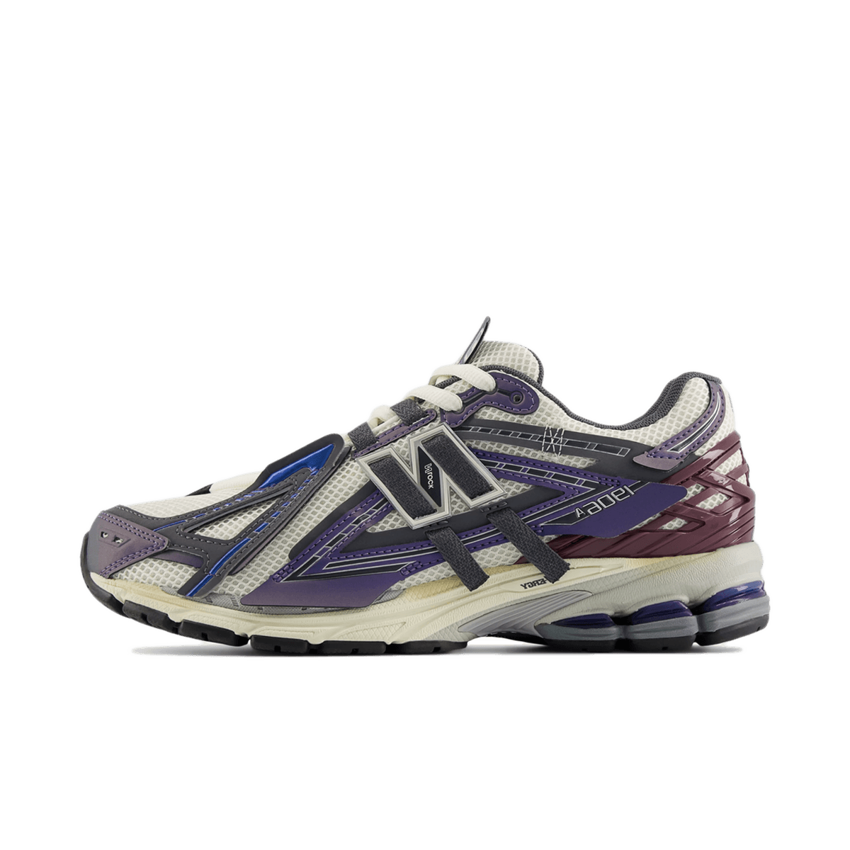 Zijaanzicht van de New Balance 1906A in Inkwell en Sea Salt kleurstelling. De diepe navy tinten in combinatie met off-white accenten geven deze sneaker een stijlvolle en gebalanceerde uitstraling.