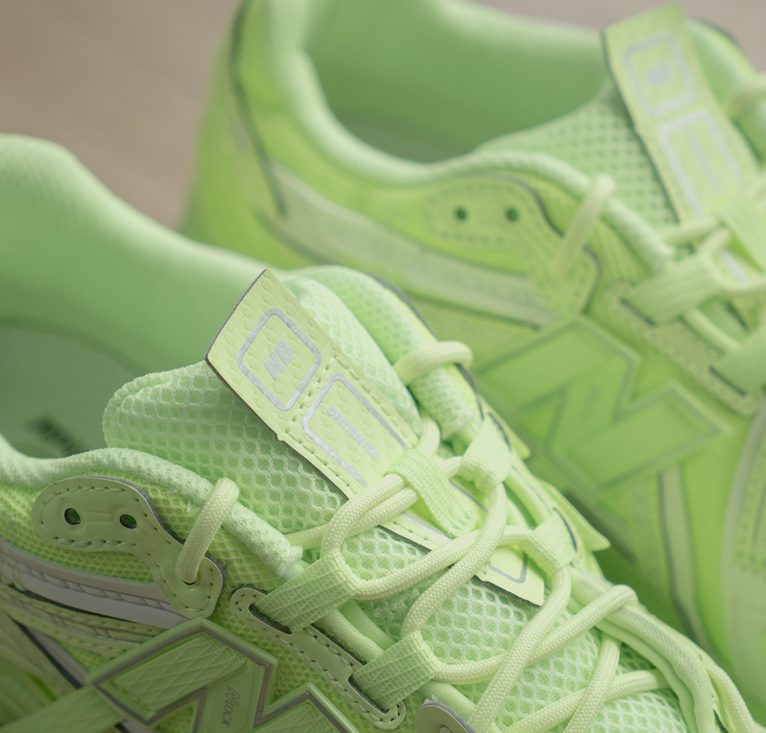 1906A New Balance 1906A Neon Green Mint Flash – model draagt true-to-size vintage running sneaker in technische streetwear styling met tapered joggers