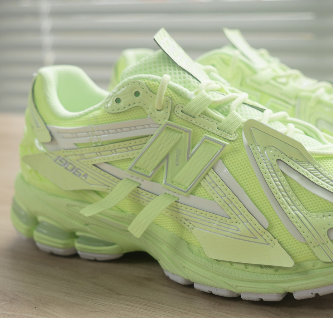 1906A New Balance 1906A Neon Green Mint Flash – detail hieltab met NB-logo en stylecode 1906A in neon green/mint flash colorway