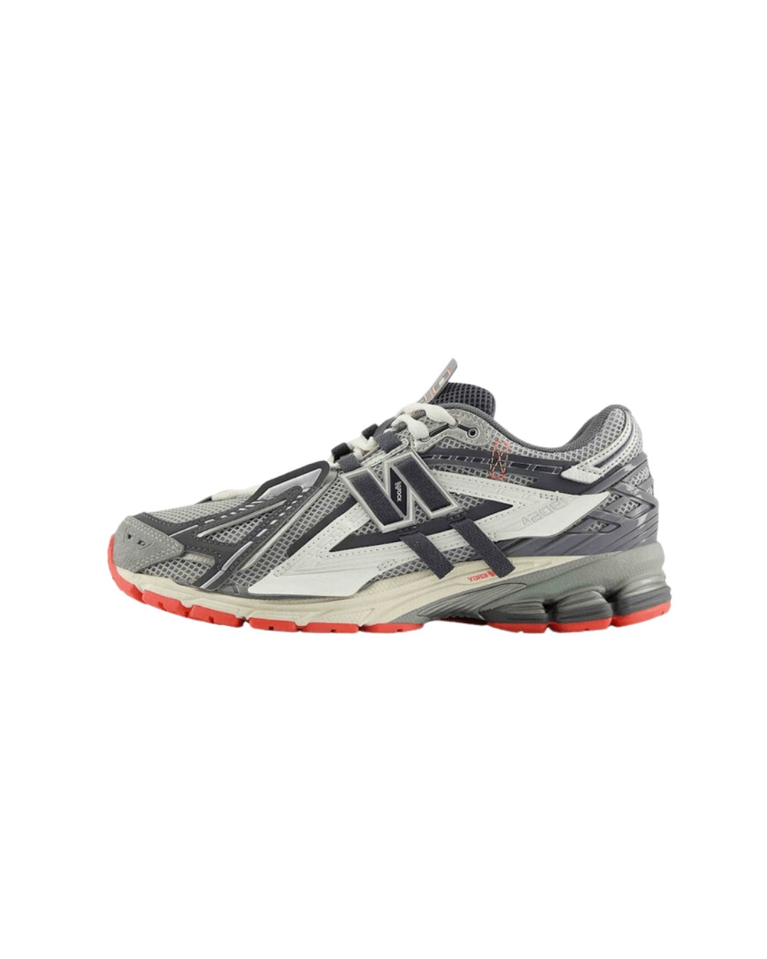 New Balance 1906A Slate Grey Drift Red Zijaanzicht van de New Balance 1906A in Slate Grey en Drift Red. De combinatie van koelgrijze basistonen en vurige rode accenten zorgt voor een krachtige, technische look met impact.