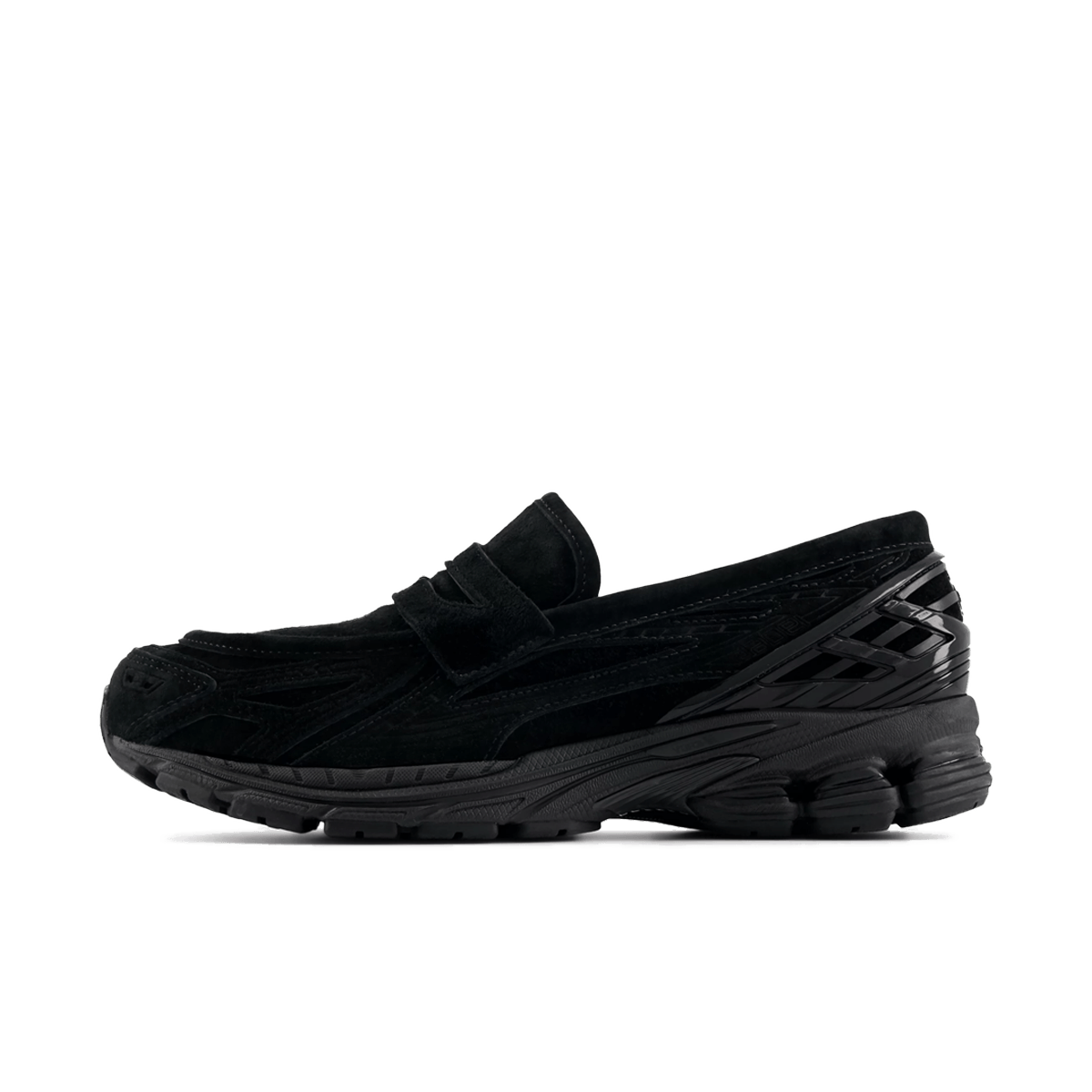 Zijaanzicht van de New Balance 1906L in luxe zwart suède. Het premium bovenwerk en de tonale look geven deze sneaker een elegante twist binnen de performance-geïnspireerde 1906-serie.